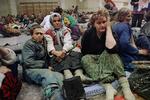 Borgerkrigen i Bosnien var meget blodig og tusinder var på flugt. Her er flygtninge fra Srebrenica ankommer til en sportshal i Tuzla i 1993. 