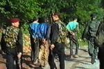 Den lille håndfuld FN soldater kunne ikke forhindre af de bosniske-serbiske styrker, med General Ratko Mladic i spidsen, førte alle mænd og drenge ud fra byen. 
