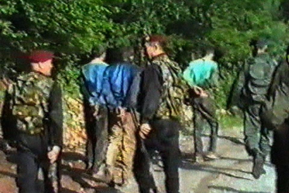 Den lille håndfuld FN soldater kunne ikke forhindre af de bosniske-serbiske styrker, med General Ratko Mladic i spidsen, førte alle mænd og drenge ud fra byen. 