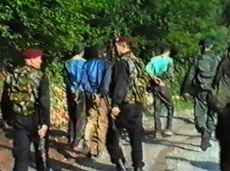 Den lille håndfuld FN soldater kunne ikke forhindre af de bosniske-serbiske styrker, med General Ratko Mladic i spidsen, førte alle mænd og drenge ud fra byen. 
