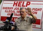 LOVHÅNDHÆVER. Joa Arpaio er en kendt, men kontroversiel sheriff i Arizona. Nu truer en skadale i politikorpset ham. 