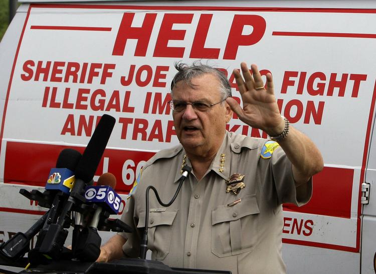 LOVHÅNDHÆVER. Joa Arpaio er en kendt, men kontroversiel sheriff i Arizona. Nu truer en skadale i politikorpset ham. 
