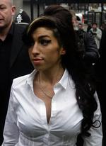 ommer. Hun har før forsøgt at holde sig væk fra stoffer og alkohol, men uden held. Nu forsøger sangerinden Amy Winehouse med afvænning en gang til. 