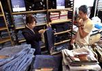 Buksestop. Det skal være slut med at kunne købe slidte jeans. I hvert fald hvis det står til H&amp;M, Levi's og Bestseller, der har udsendt en appel om at forbyde sandblæsning af jeans verden over. 