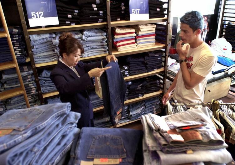 Buksestop. Det skal være slut med at kunne købe slidte jeans. I hvert fald hvis det står til H&amp;M, Levi's og Bestseller, der har udsendt en appel om at forbyde sandblæsning af jeans verden over. 