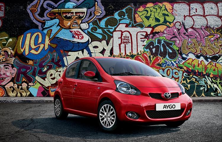 sikrere. Toyota Aygo står nu mere stabilt på sine små hjul. Antiskrid er blevet standard. 