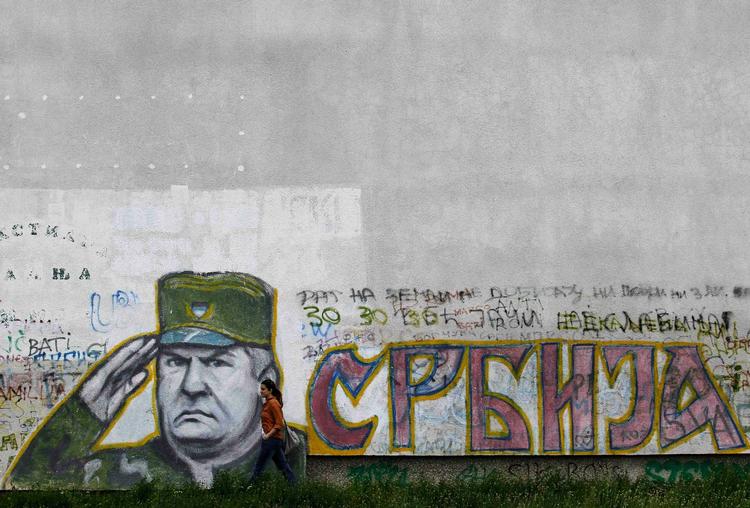 GRAFFITI. Mladic ventes i dag eller i morgen at blive overført til Haag, hvor han skal stilles for den Internationale Krigsforbryderdomstol - medmindre det lykkes ham at trække tiden. 