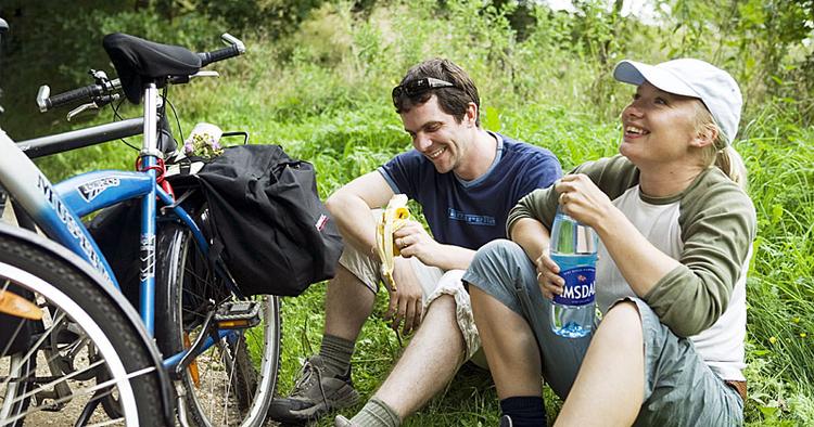 PAUSE. Cykelruterne i Danmark er langt fra kuperede, men derfor kan man godt tage en pause i en grøftekant alligevel. 