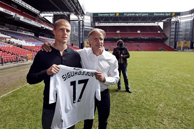 indkøb. FCK præsenterede både den nye svenske træner i klubben, Roland Nilsson (th) og den islandske forsvarsspiller Ragnar Sigurdsson i Parken i dag. 