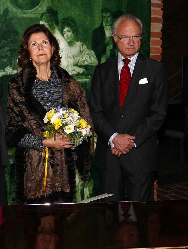 Afviser. Carl Gustaf nægter at have besøgt stripklubber. 
