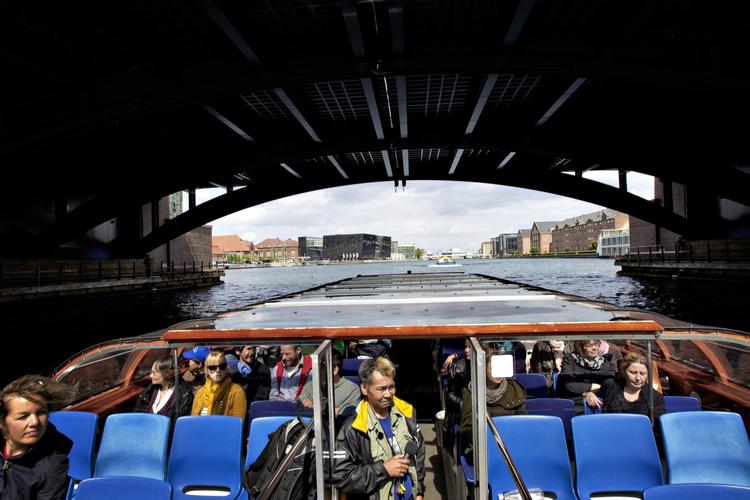 Sømand. Frederik Olsen har sejlet til Rusland og Vestafrika på langfart. I juni måned sejler han rundt i København og fortæller om byen, som de hjemløse ser den. 
