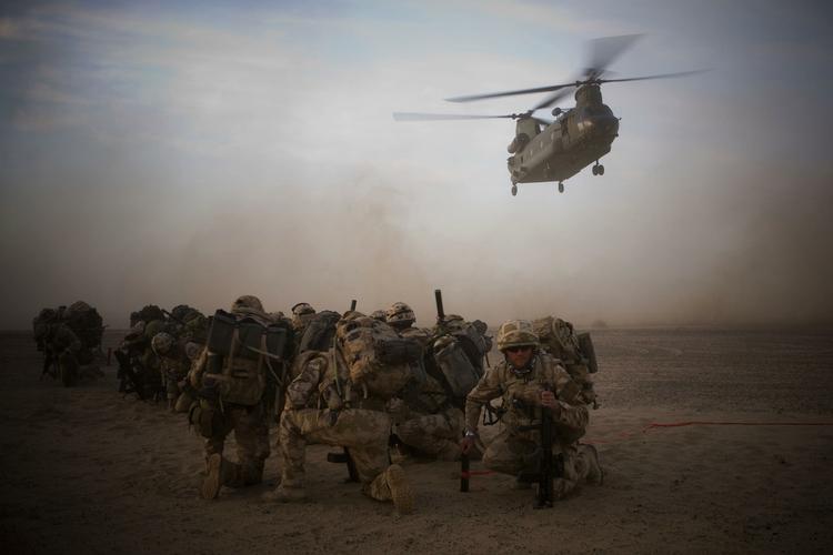 Advarsel. Den øverstkommanderende for de britiske soldater i Afghanistan advarer ledende politikere mod at mindske den internationale styrke i landet. 