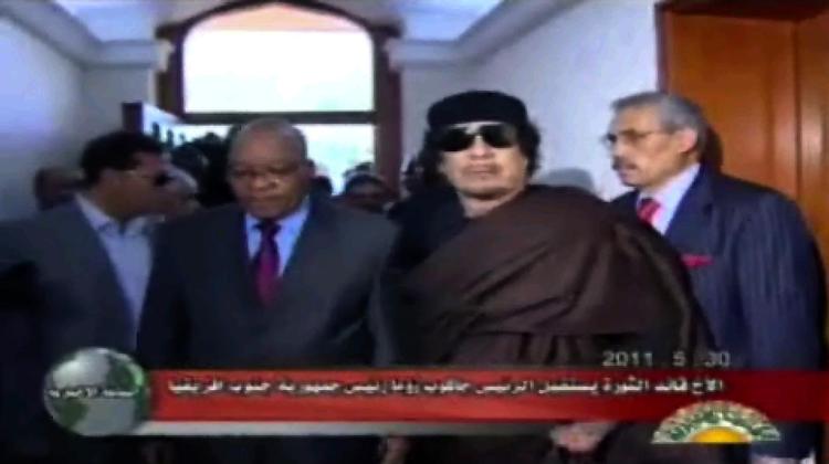 BESØG. Jacob Zuma (tv) og Moamar Gaddafi fotograferet af libysk stats-tv op til den sydafrikanske præsidents forsøg på at få etableret en våbenhvile i kampene i Libyen. 