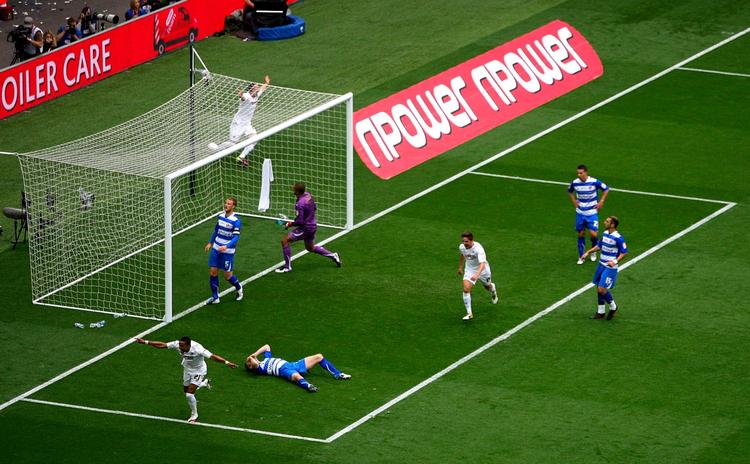 værdifuldt. Swanseas Scott Sinclair (nederst i hvidt) har scoret i en af verdens allermest indbringende fodboldkampe. Swansea slog Reading i kampen om oprykning til Premier League. 