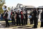 Begravelse. Endnu et offer for orkanen Katrina sendes af sted med den rituelle New Orleans-hornmusik, som fungerer som seriens sjæl i den fremragende 'Treme'. Foto fra serien/Canal + 