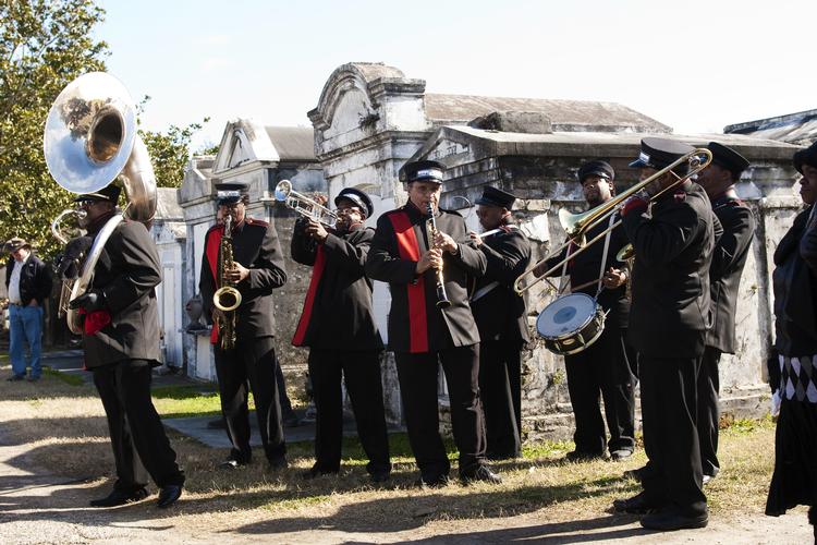 Begravelse. Endnu et offer for orkanen Katrina sendes af sted med den rituelle New Orleans-hornmusik, som fungerer som seriens sjæl i den fremragende 'Treme'. Foto fra serien/Canal + 