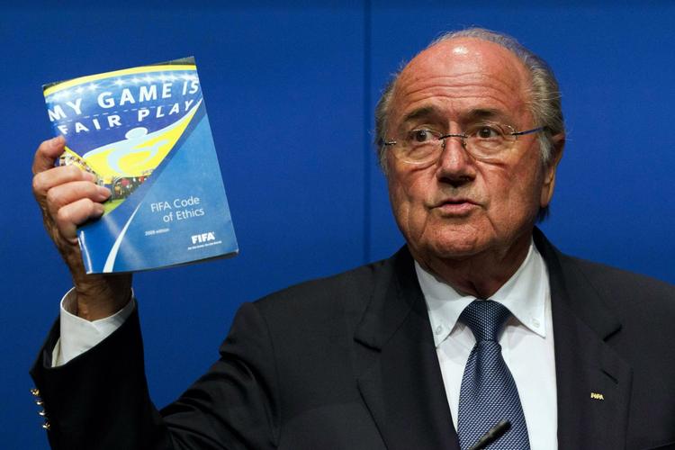 blødende. Fifa-præsident holder forbundets etiske retningslinjer frem for journalisterne på et pressemøde, hvor præsidenten benægtede, at der var krise i forbundet. 