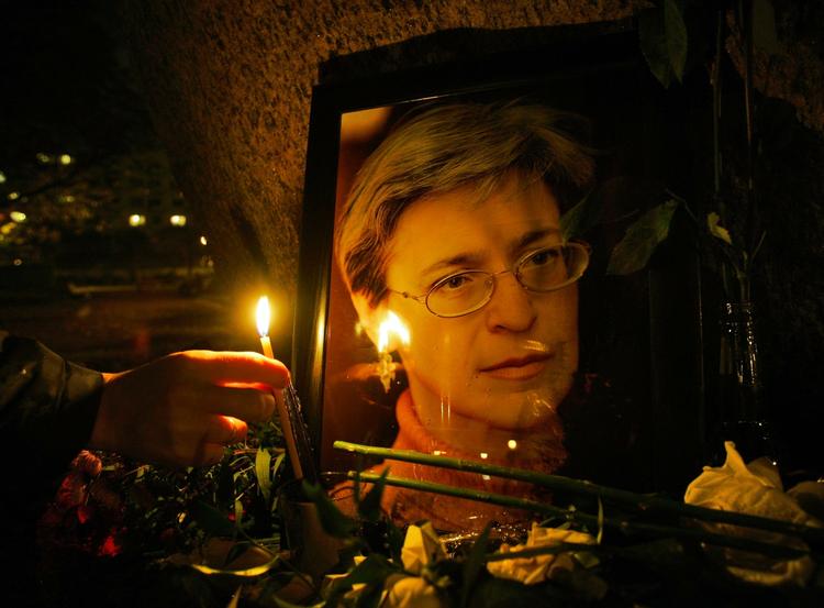 GERNINGSSTED. Sørgende har anbragt lys og blomster ved det sted, hvor Anna Politkovskaja blev skudt ned. Arkivfoto. 