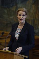 »Jeg må da alligevel beklage, at Dansk Folkeparti sad alene tilbage i forhandlingslokalet og måtte opleve at løbe fra alle de løfter, man har givet om efterlønnen. Men må jeg give et godt råd: Man kunne jo have sagt nej«, siger Helle Thorning-Schmidt. 