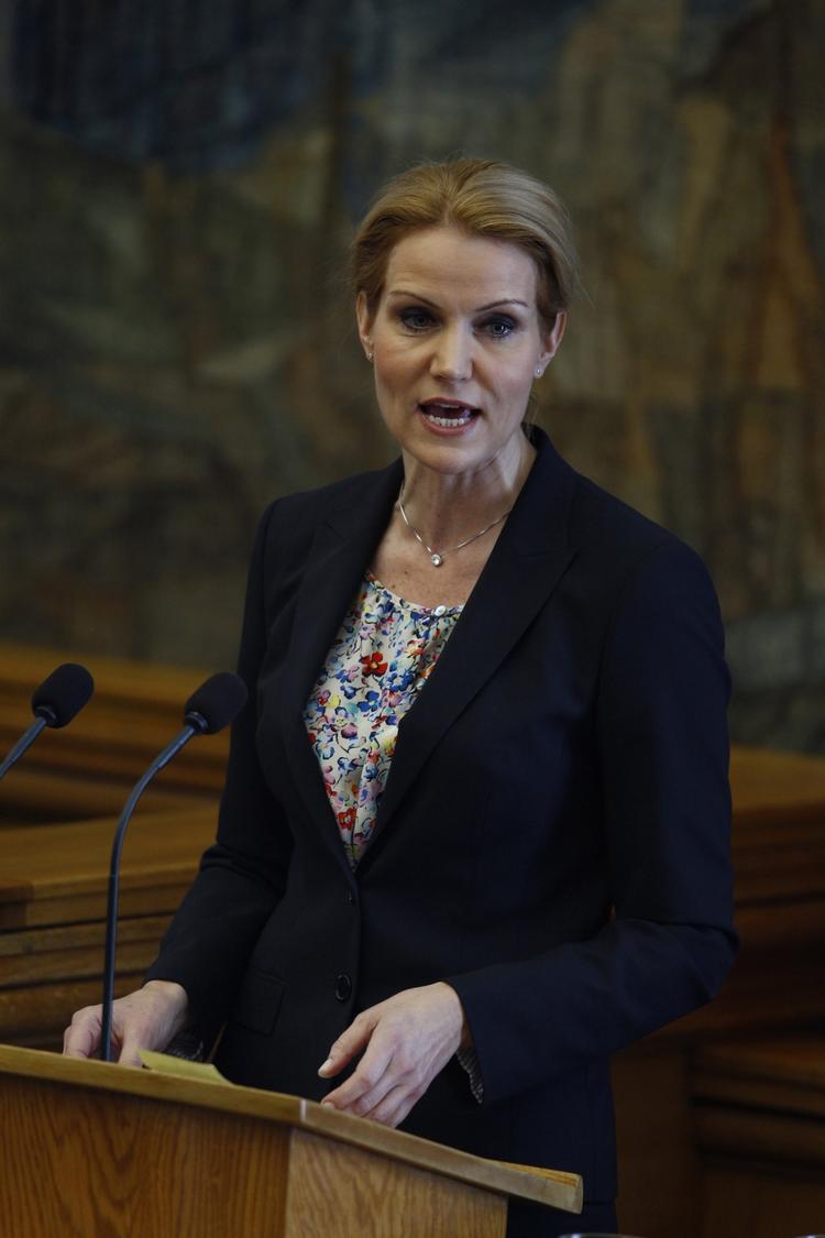»Jeg må da alligevel beklage, at Dansk Folkeparti sad alene tilbage i forhandlingslokalet og måtte opleve at løbe fra alle de løfter, man har givet om efterlønnen. Men må jeg give et godt råd: Man kunne jo have sagt nej«, siger Helle Thorning-Schmidt. 