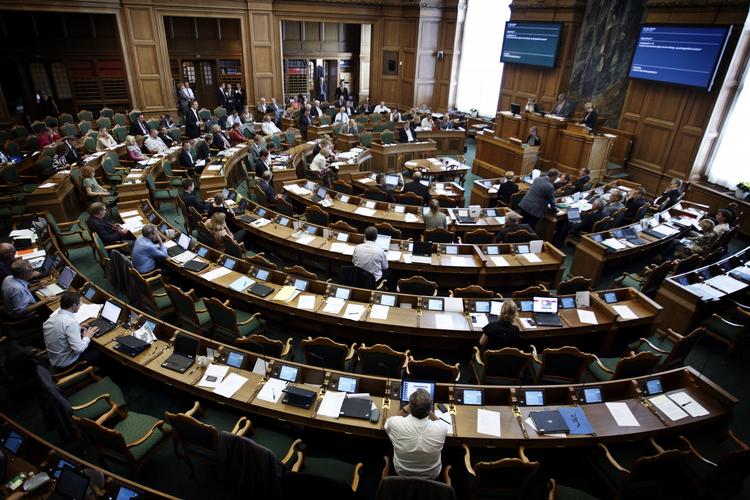 Arena. Folketingets afslutningsdebat er rykket over på internettet, hvor flere folketingsmedlemmer løbende udsender kommentarer og opdateringer på facebook om debatten. 