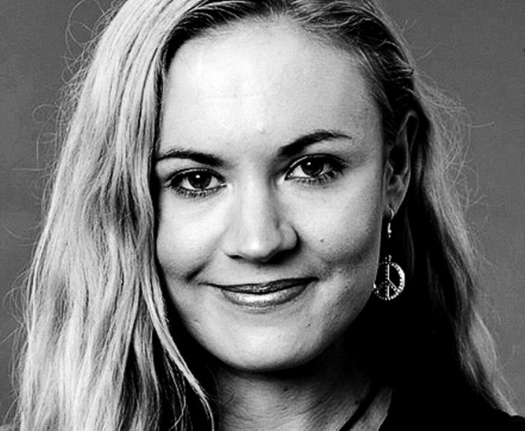 Blå. »Man kunne godt nedlægge Ligestillingsministeriet og spare en masse penge til skatteyderne«, siger 'blå feminist' i debatseriens tredje interview. 
