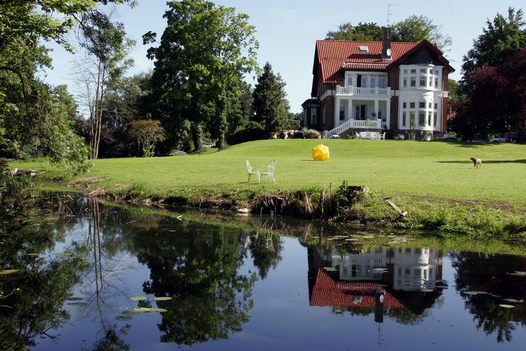 Villaskat. Hverken S og SF eller VKO har hidtil ønsket at gå ind i en seriøs debat om beskatning af ejerboliger. Nu har de radikale åbnet ballet ved at foreslå en ophævelse af skattestoppet fra 2016. Christen Sørensen har et tredje bud. 