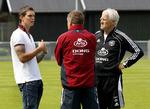Regne-Olsen. Der er måske råd til at tabe til Portugal, men egentlig ikke, siger Morten Olsen, der håber på kun at miste fire point i EM-kvalifikationen. 