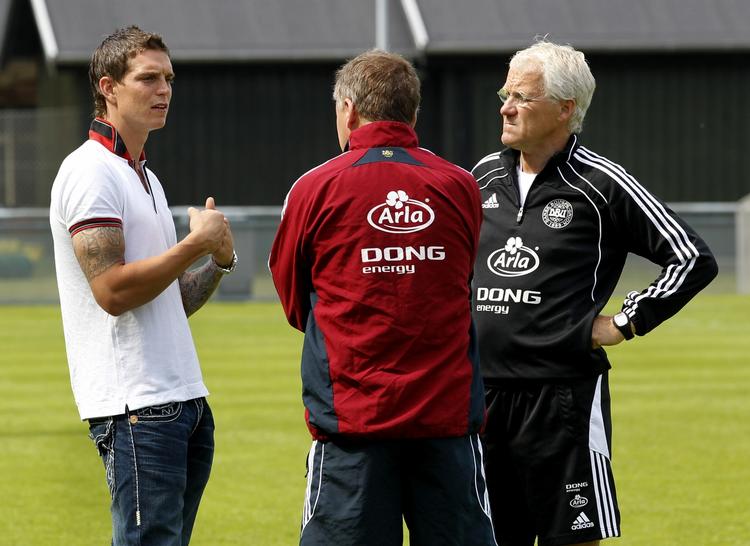 Regne-Olsen. Der er måske råd til at tabe til Portugal, men egentlig ikke, siger Morten Olsen, der håber på kun at miste fire point i EM-kvalifikationen. 