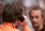 Telefonsnak. Alle taler i mobiltelefon. Men måske bør man begrænse det, mener WHO. 