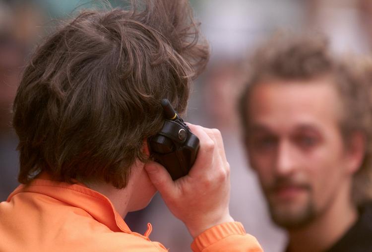 Telefonsnak. Alle taler i mobiltelefon. Men måske bør man begrænse det, mener WHO. 
