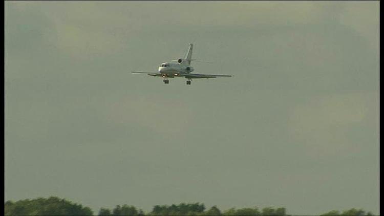 Afsted. TV-billeder fra nyhedsbureauet AP viste den krigsforbrydersigtede Mladic lande i Rotterdam Lufthavn. Nu venter retssagen mod serberen. 