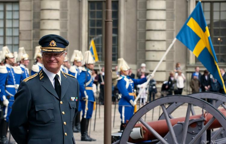 Stormombrust. Kong Carl Gustaf i et mere behageligt søgelys, da han fejrede sin 65 års fødselsdag i april. 