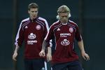 ærgerligt. Simon Kjær (th) bliver afskåret fra at deltage i U21-EM i Danmark, hvor Nicklas Bendtner (tv) allerede har meldt afbud af personlige årsager. 
