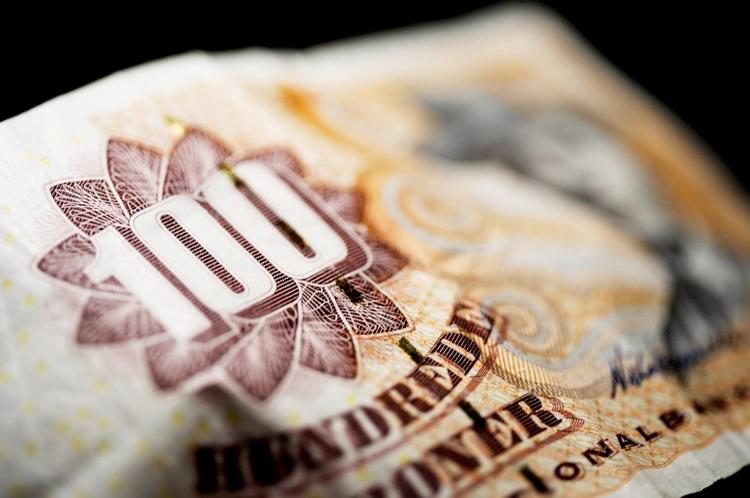 Luksus. De pensionsansatte tjener 80 procent mere om året end de universitetsuddannede magistre, der måned efter måned er tvunget til at lægge en pæn del af deres løn i pensionskassen. 