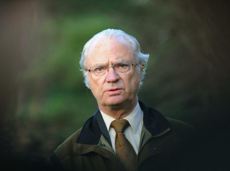 Flere svenske aviser skriver, at Sandfærdigt? Kong Carl Gustafs kropsprog afslører, at han taler usandt, når han siger, at han ikke har opholdt sig på stripklubber. 