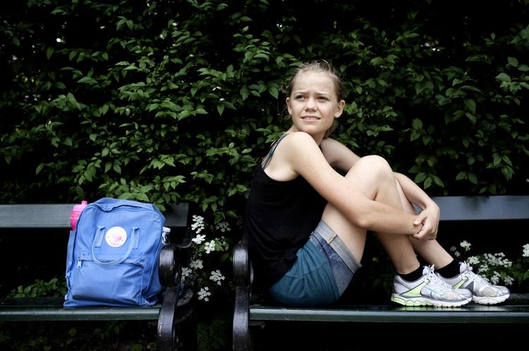 Genmæle. Mathilde Hougaard Boesen går i 8. klasse, bor i Roskilde, er 14 år og dødtræt af at blive undervurderet af voksne, der mener, at alle unge er dumme, fordi medierne kun gider vise programmer med unge idioter. 