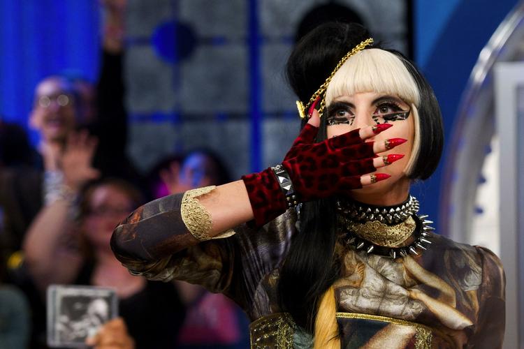 succes. Kun fem kvinder har inden for de sidste 20 år formået at sælge flere end en million ekseplarer af deres album inden for den første uge efter udgivelsen. Lady Gaga er den seneste. 