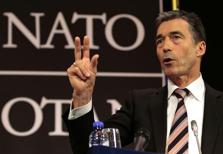 Forlængelse. Tre måneder mere - eller 90 dage - lyder meldingen fra Natos generalsekretær, Anders Fogh Rasmussen. Mindst så længe vil den militære alliance fortsætte med at kaste bomber over Libyen. 