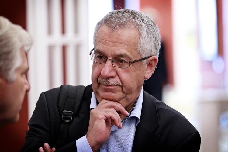 Regelret. Hans Christian-Schmidt mener, at passagererne skal følge reglerne, men erkender, at hørehæmmede kan have svært ved at høre afgangsfløjten, inden togene lukker dørene. Det vil han nu have  gjort noget ved. 