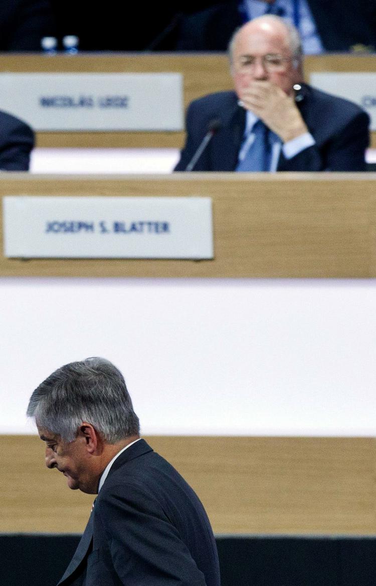 fjendebilleder. Det britiske Fifa-medlem, David Bernstein, går fra talerstolen forbi siddende Fifa-præsident Sepp Blatter, efter det britiske forslag om at udsætte valget blev nedstemt. 