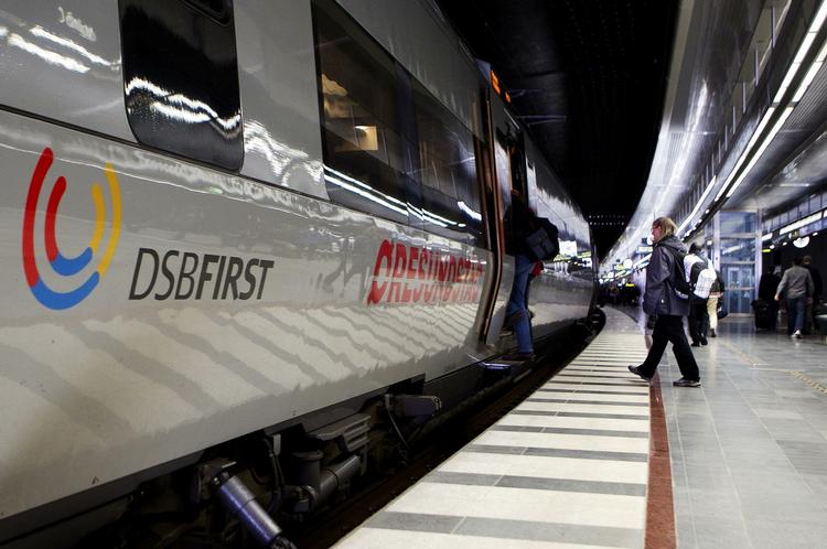 Uheld. Det var på vej ud af et DSBFirst-tog, at den 78-årige kvinde sad fast, da dørene lukkede sig omkring hende. 