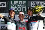 podiet. Fränk Schleck (th) og Andy Schleck (tv) foretrækker ikke at omkranse en vinder, som de gør her med Philippe Gilbert. De vil ikke ende efter Alberto Contador i Tour de France. 