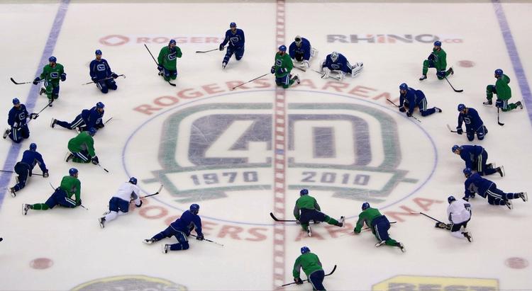 finale. Vancouver Canucks' spillere strækker ud under træningen forud for deres vigtigste kamp. 