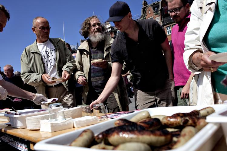 MADORGIE. Dansk Medisterforenings arrangement blev en ægte københavnerbegivenhed. Og så smagte den grillede klassiker fint på den fyldte Rådhusplads. 