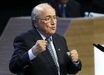 Gentagelse. Han har haft masser at se urolig ud over de seneste dage, men til aften blev den 75-årige Blatter genvalgt som fodboldens absolutte magtcentrum. Det hjalp nok lidt på det hele. Her er han i dag ved den 61. Fifa-kongres i Zurich. Kort før han blev genvalgt. 