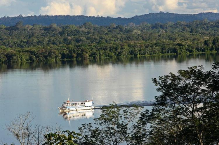 Smukt. Det gigantiske kraftværk skal opføres i den vestlige stat Para, langs med floden Rio Xingu i Brasiliens Amazonas regnskov. Og det er der mange, der er rigtig godt sure over. 