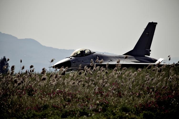 Kolonikriger. Mange i Afrika finder det svært at tro, at deres tidligere koloniherrer nu lader menneskerettigheder komme før politiske og økonomiske interesser. 