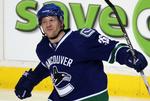 Historie. Jannik Hansen skriver i nat dansk tid historie, når han skøjter afsted i den første af årets Stanley Cup-delfinaler. Her jubler danskeren efter en scoring mod Chicago Blackhawks i midten af april. 