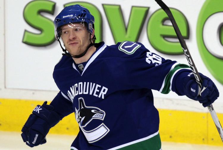 Historie. Jannik Hansen skriver i nat dansk tid historie, når han skøjter afsted i den første af årets Stanley Cup-delfinaler. Her jubler danskeren efter en scoring mod Chicago Blackhawks i midten af april. 